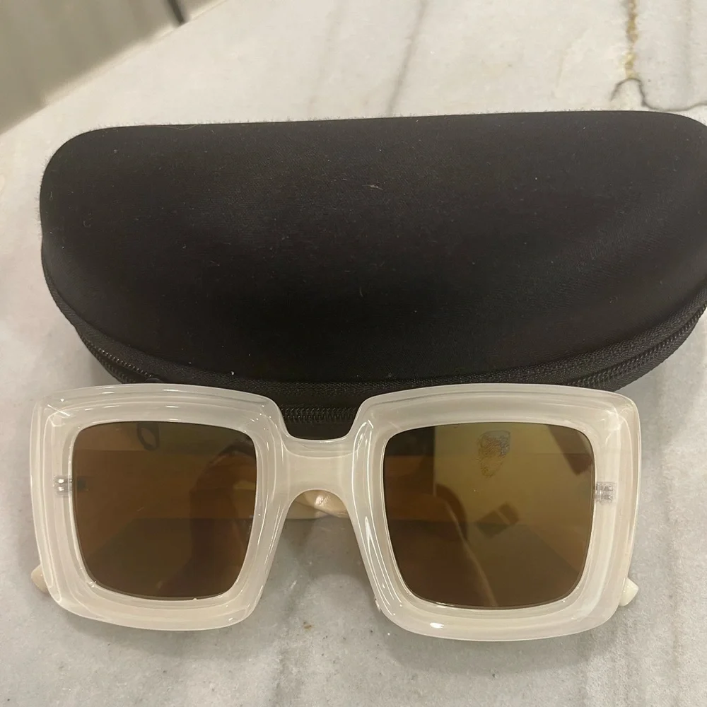 Clear Acrylic frame sunglasses New with case - Picture 1 of 4